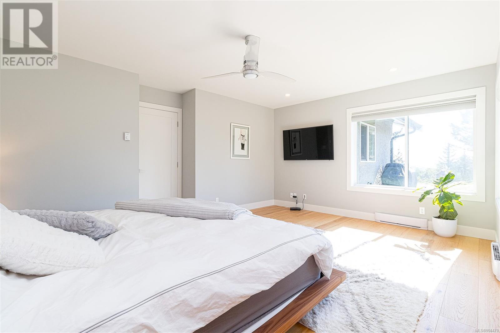 8518 Tribune Terr, North Saanich