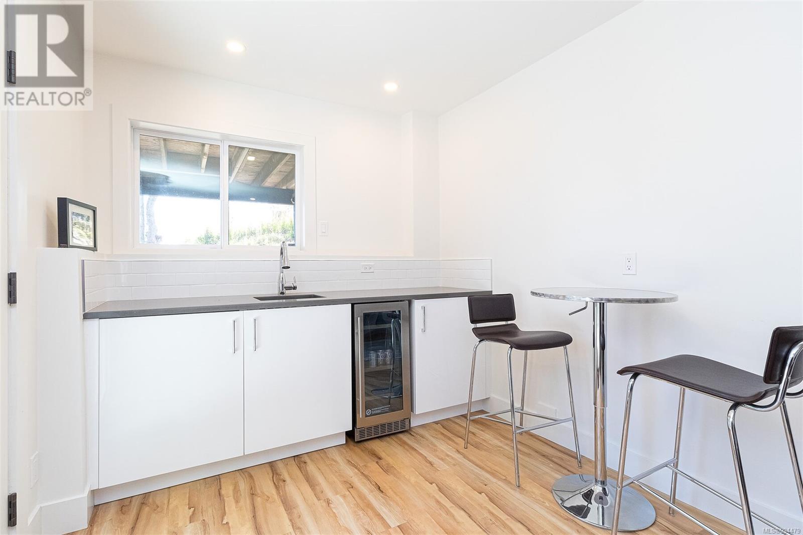 8518 Tribune Terr, North Saanich