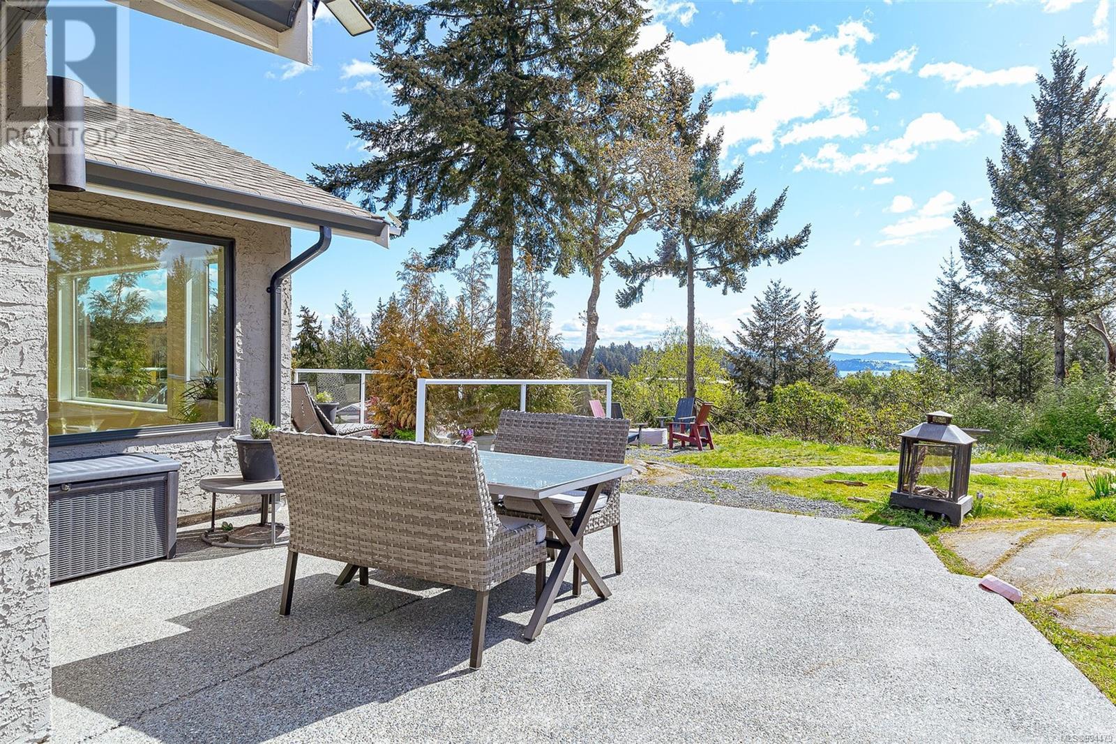 8518 Tribune Terr, North Saanich