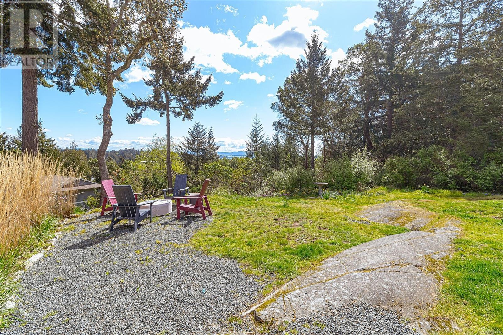 8518 Tribune Terr, North Saanich