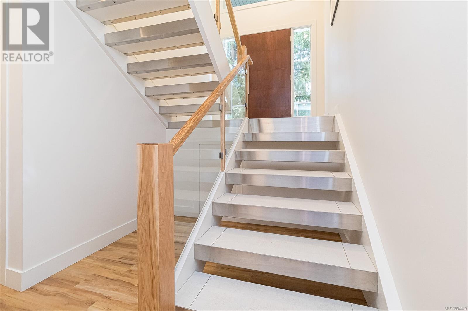 8518 Tribune Terr, North Saanich