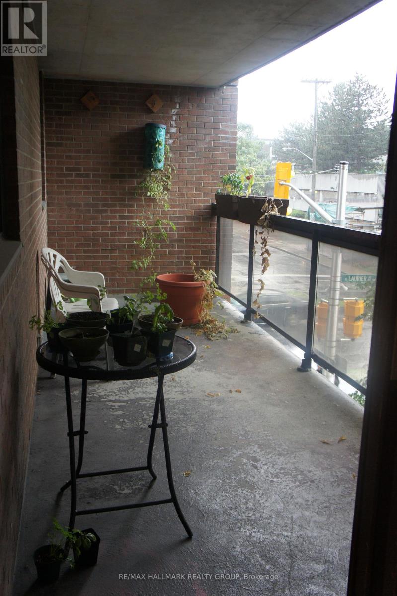 Photo 2 of 208 475 Laurier Avenue W, Ottawa ON