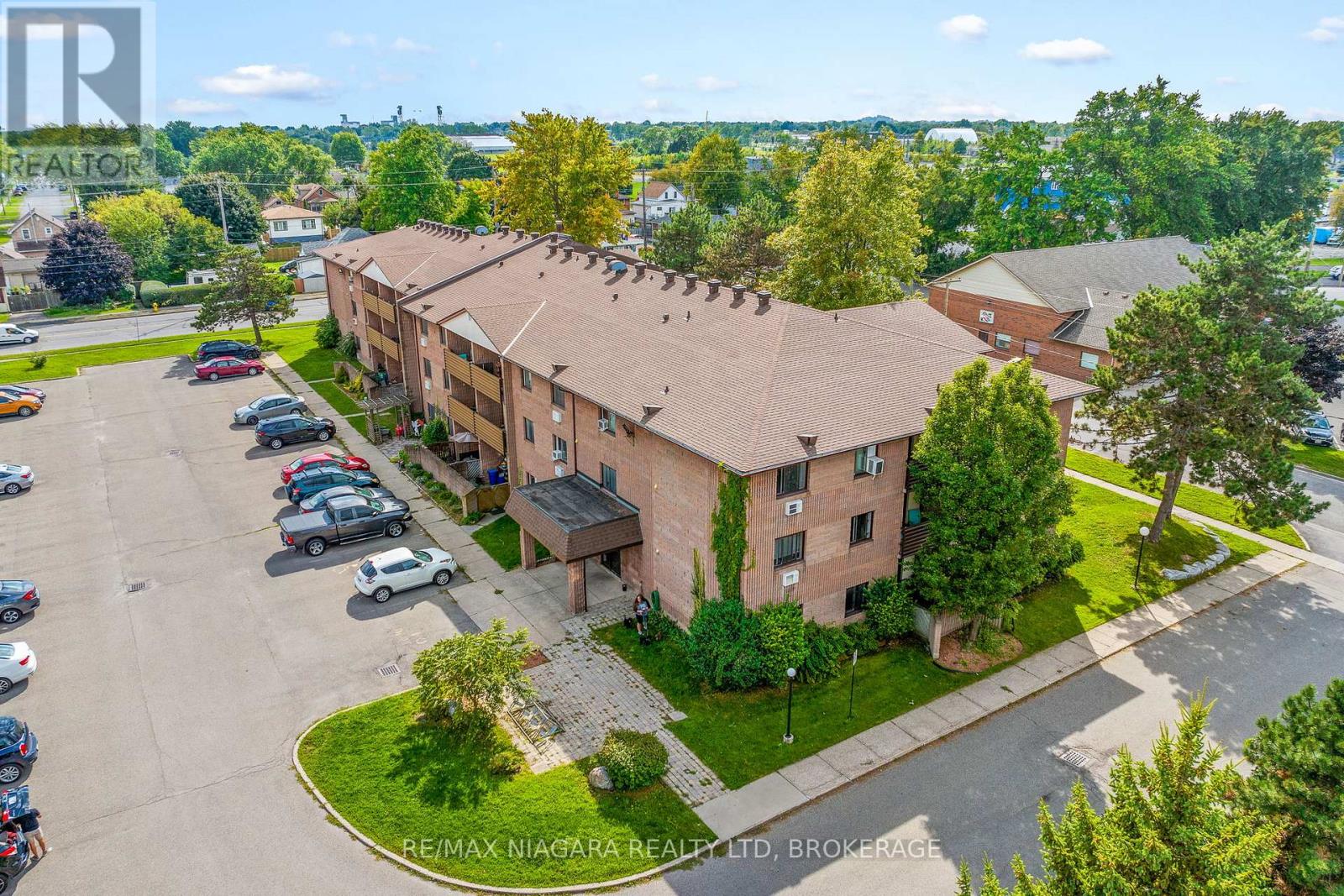 Photo 3 of 323 72 Main Street E, Port Colborne ON