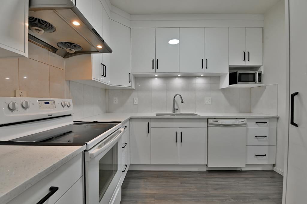 Photo 7 of 215 13918 72 Avenue, Surrey BC