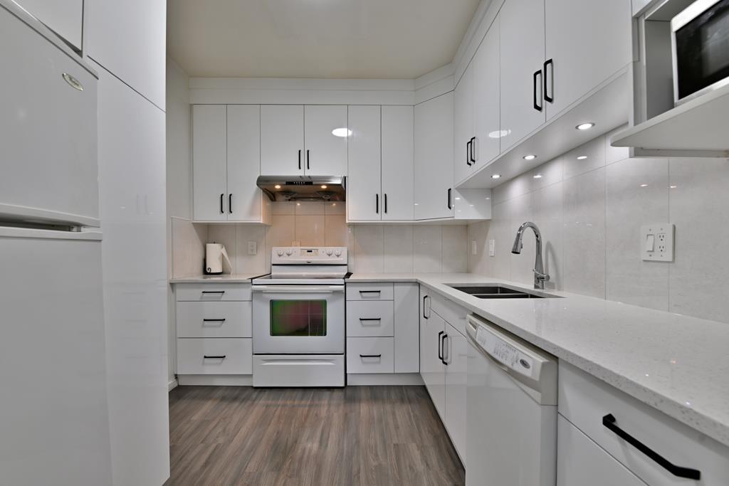 Photo 8 of 215 13918 72 Avenue, Surrey BC