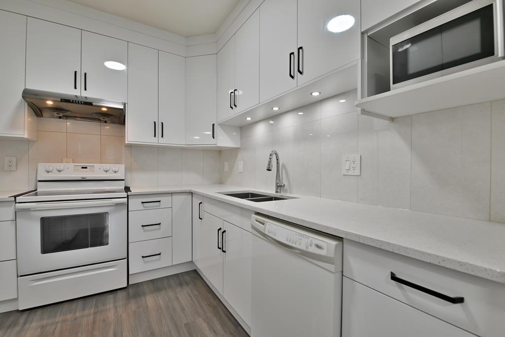 Photo 9 of 215 13918 72 Avenue, Surrey BC