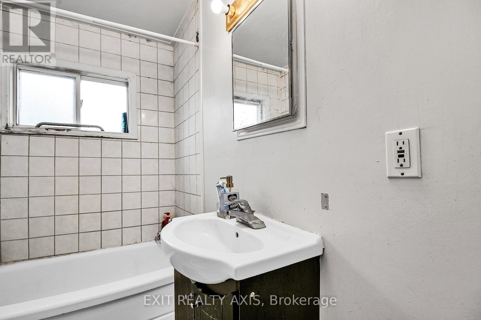 Photo 36 of 39 Bedford Street S, Westport ON