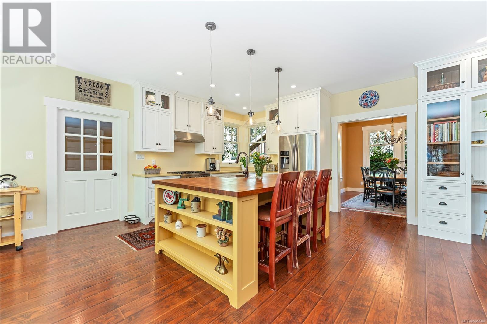 Photo 8 of 6140 Lakes Rd, Duncan BC