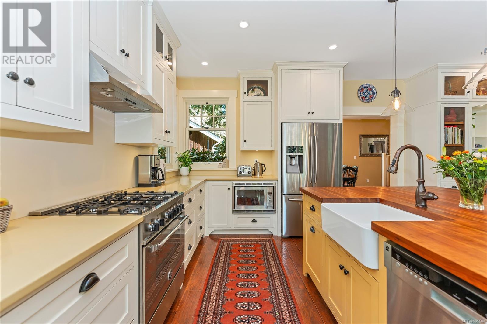 Photo 10 of 6140 Lakes Rd, Duncan BC