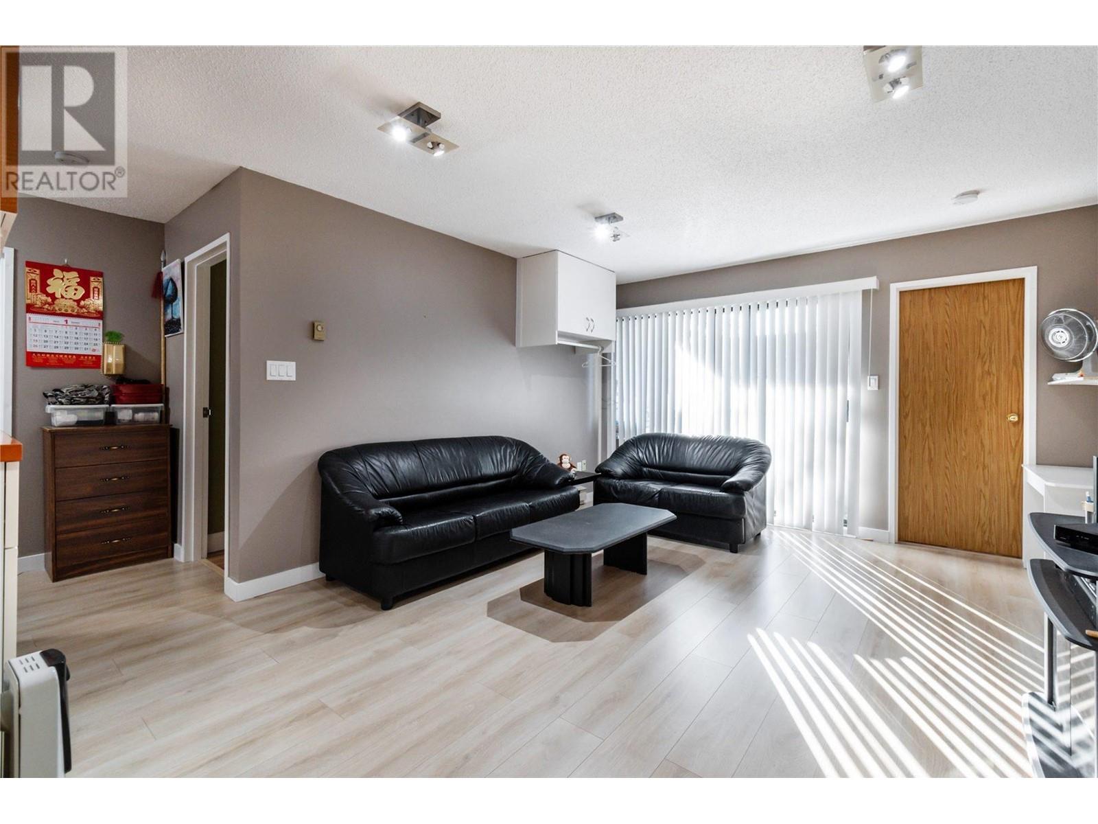 107 836 TWELFTH STREET, New Westminster