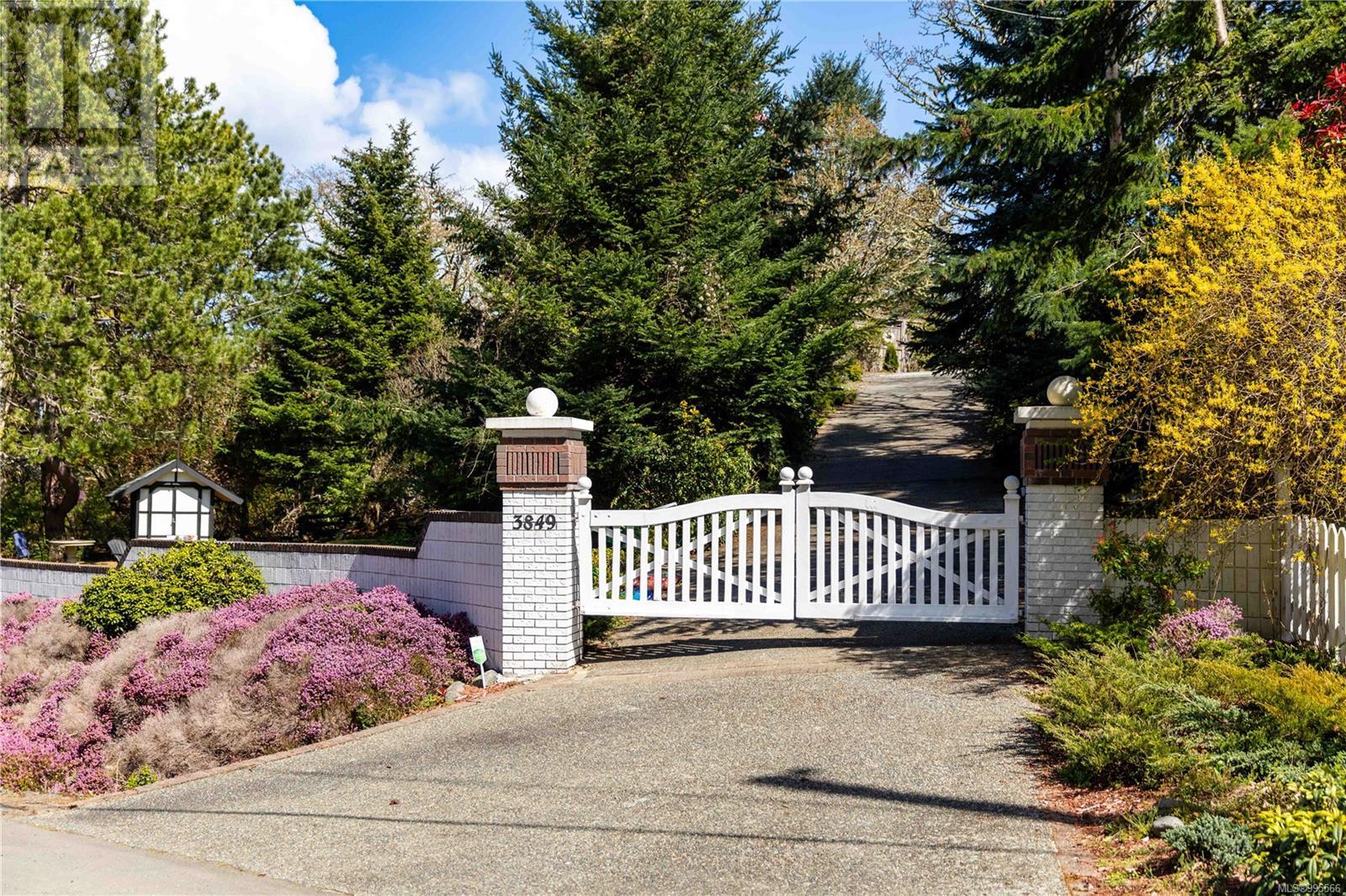 3849 Graceland Dr, Metchosin