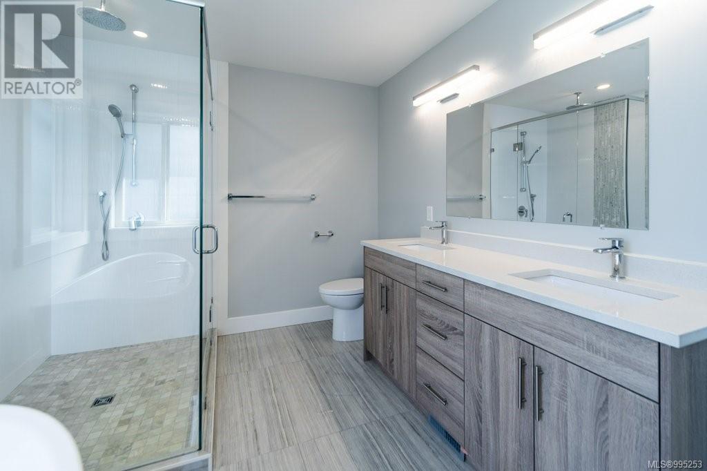 Photo 4 of 4462 Tyndall Ave, Saanich BC