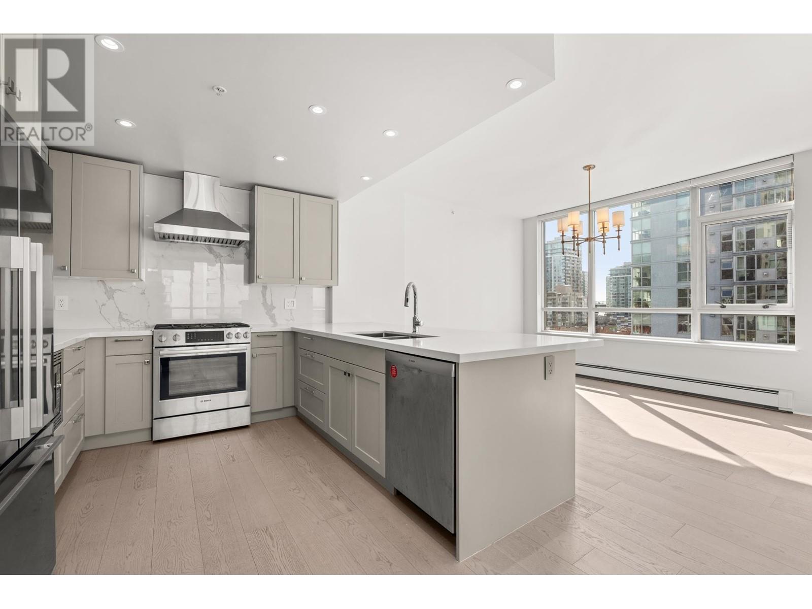 701 120 W 16TH STREET, North Vancouver