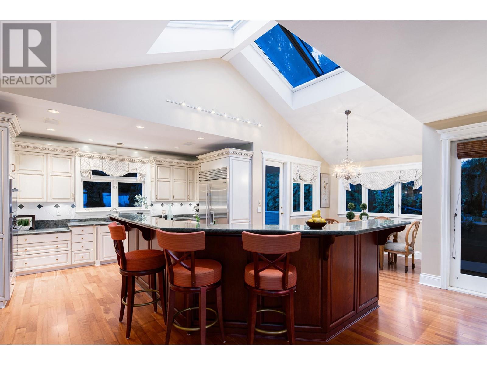 Photo 13 of 705 Parkside Road, West Vancouver BC