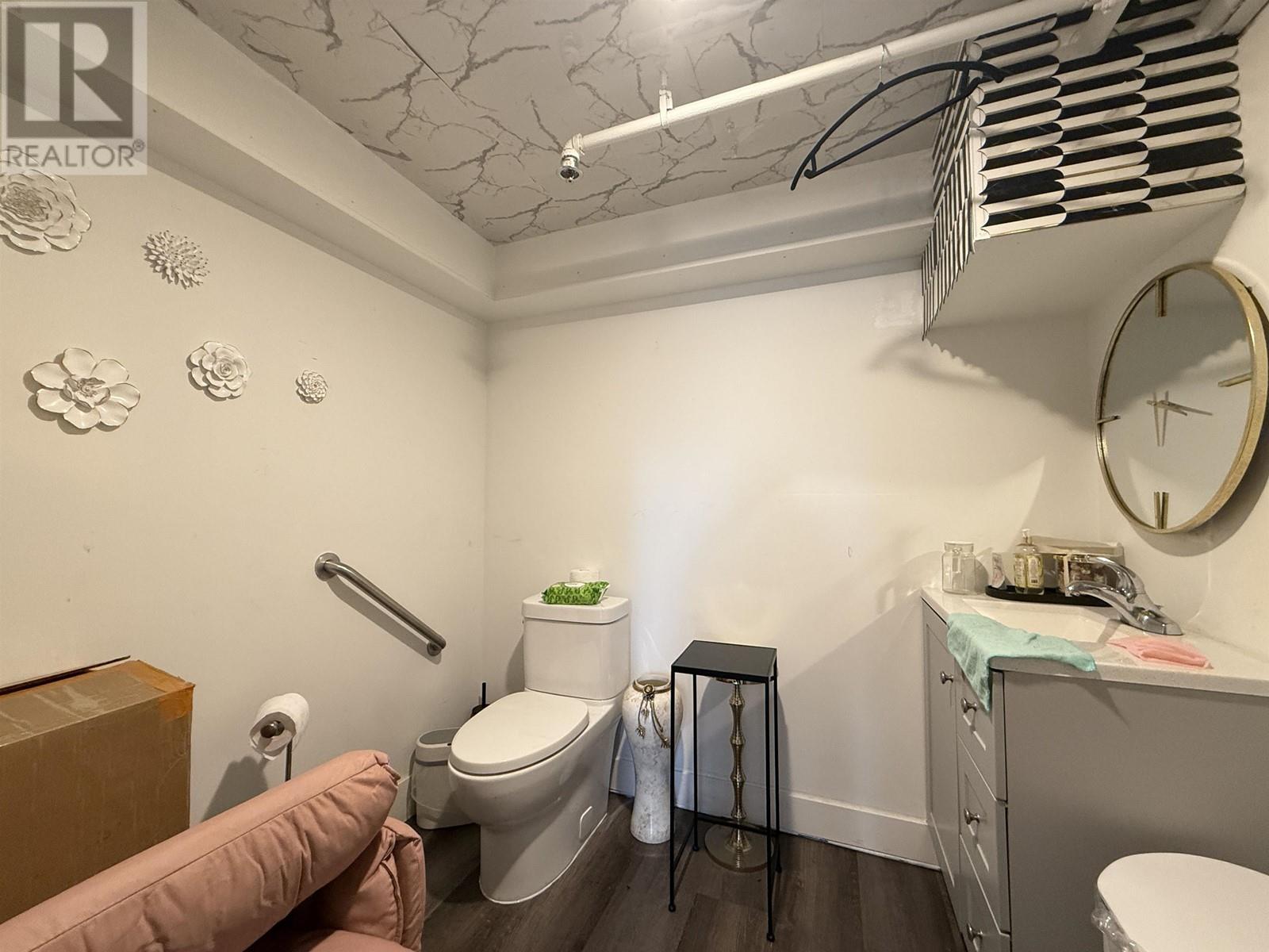 Photo 3 of 2207 Granville Street, Vancouver BC