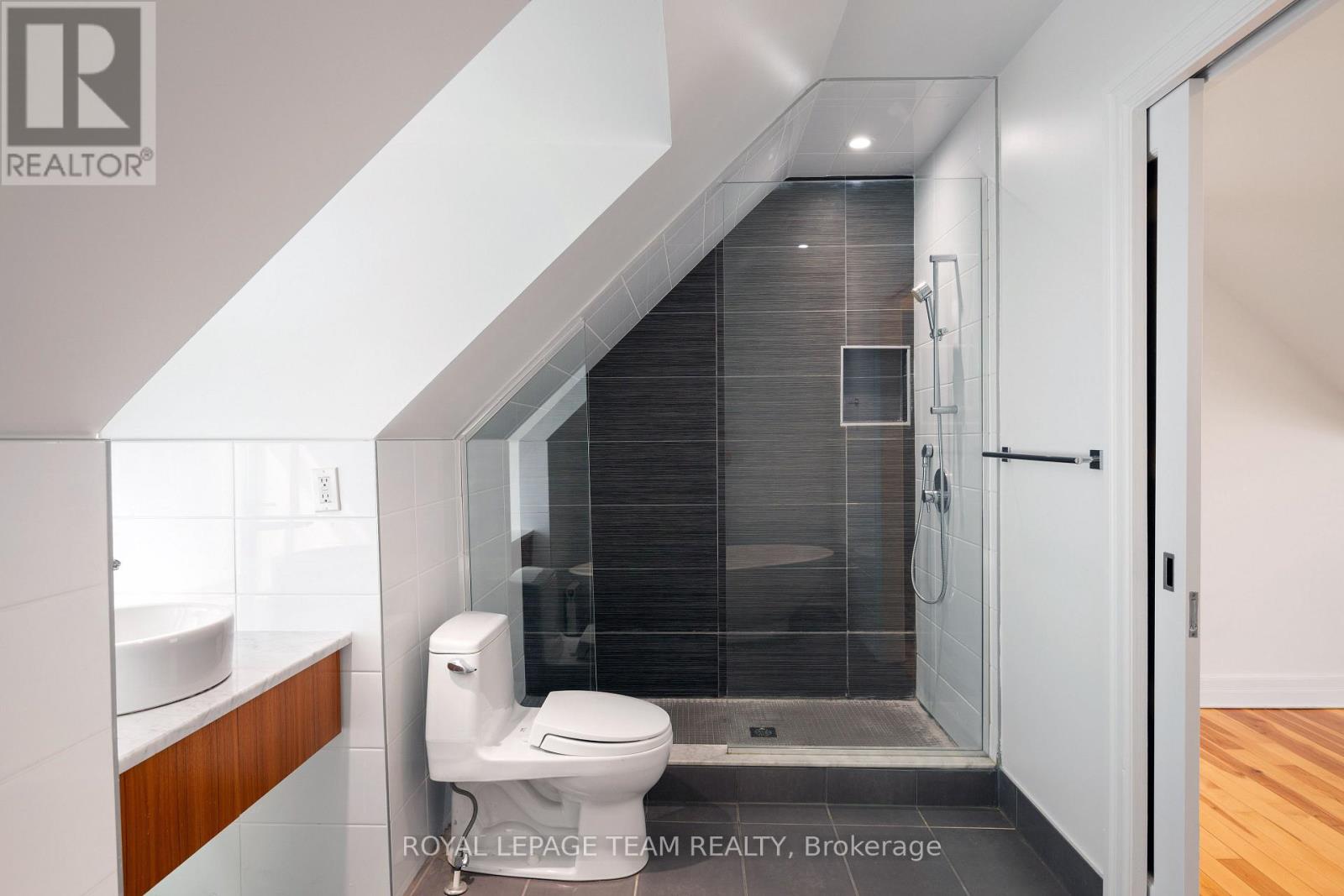Photo 46 of 72 Maclaren Street, Ottawa ON