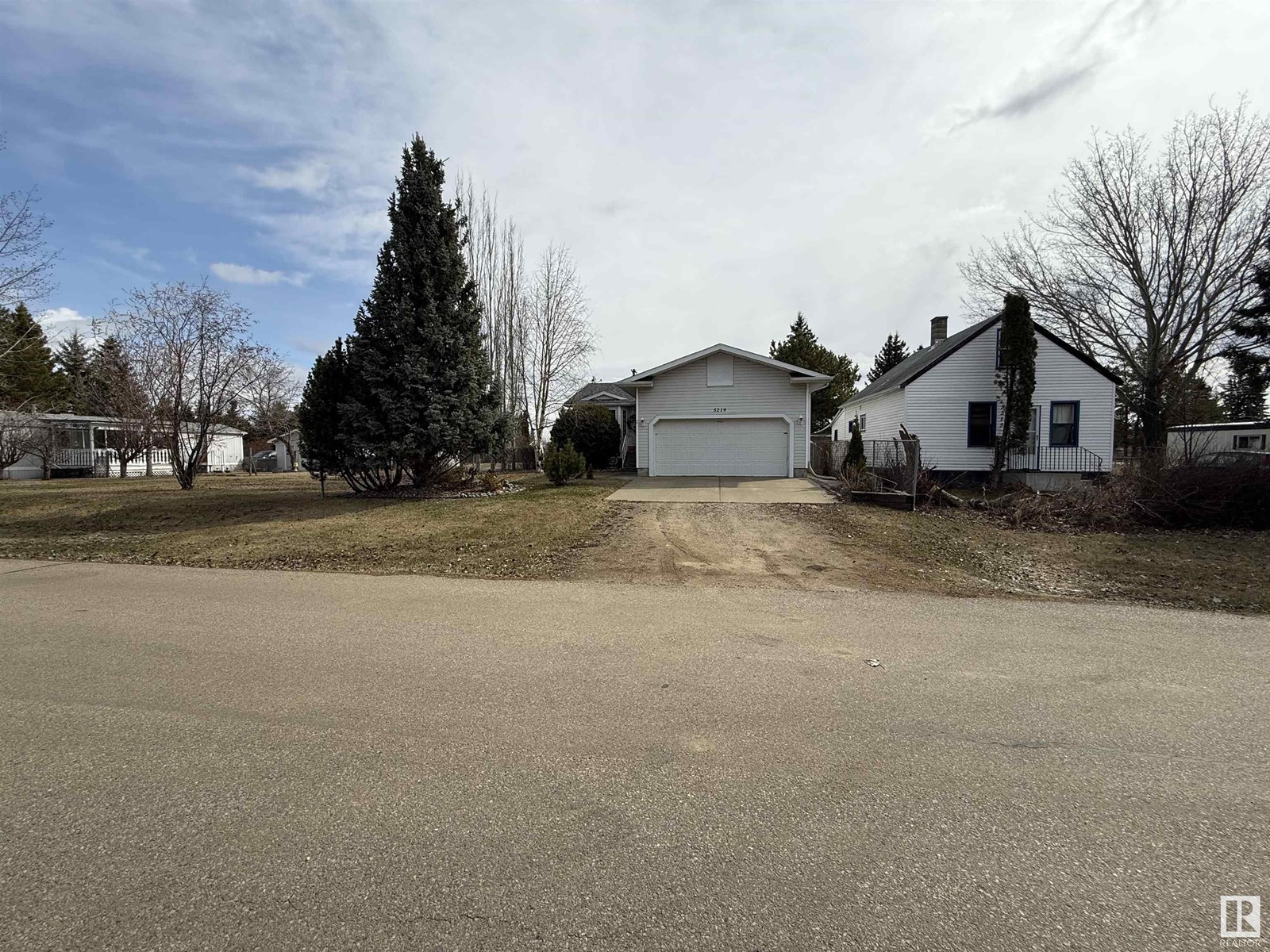 Photo 2 of 5219 49 St, Waskatenau AB