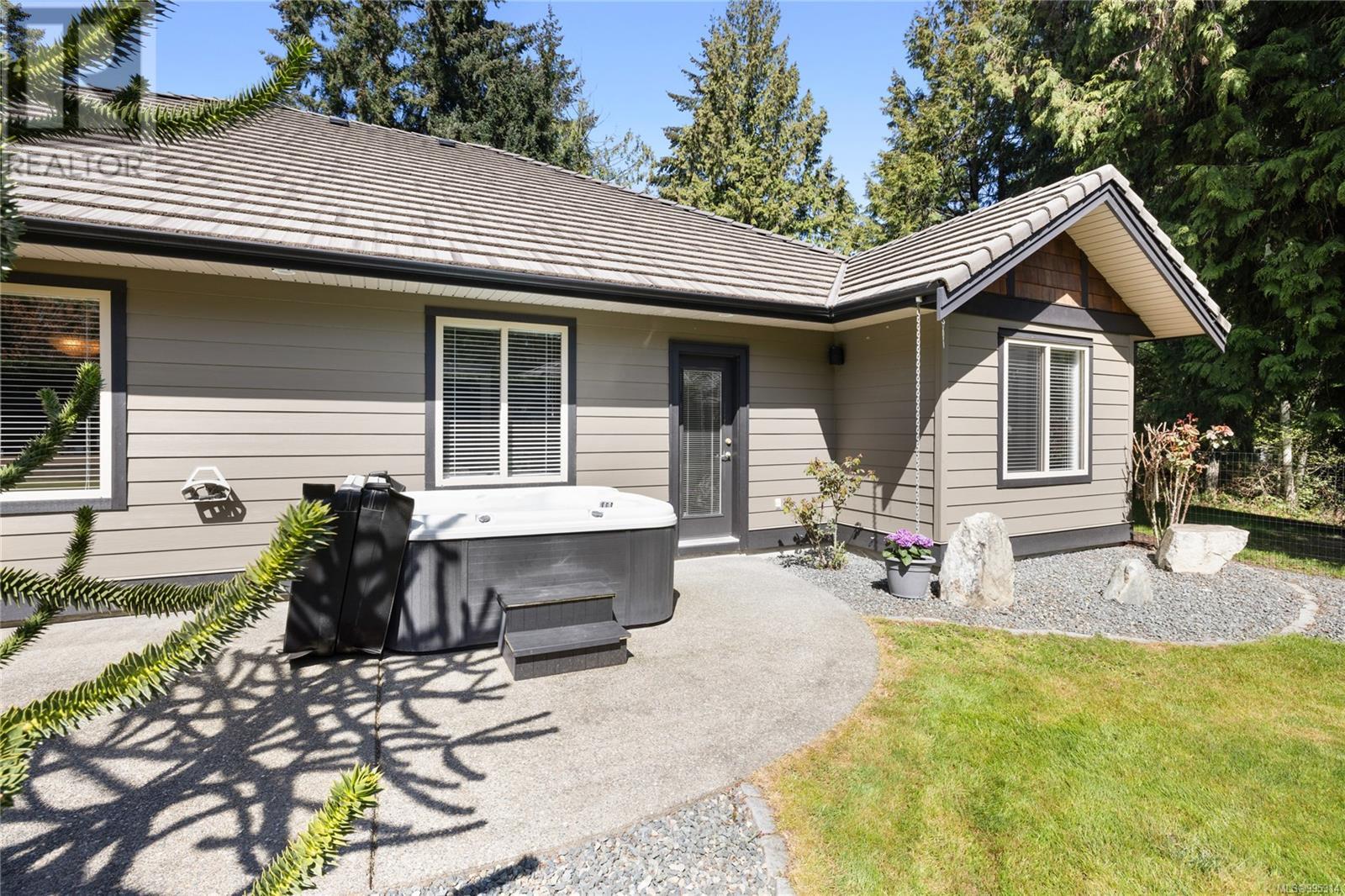 1090 Coldwater Rd, Parksville