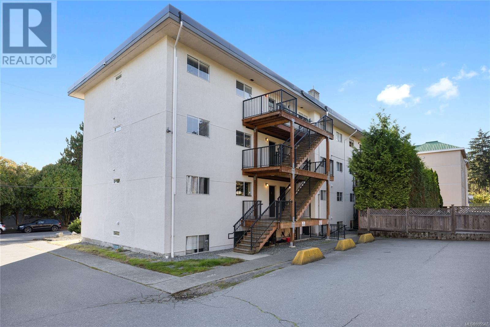 Photo 8 of 3 1630 Crescent View Dr, Nanaimo BC