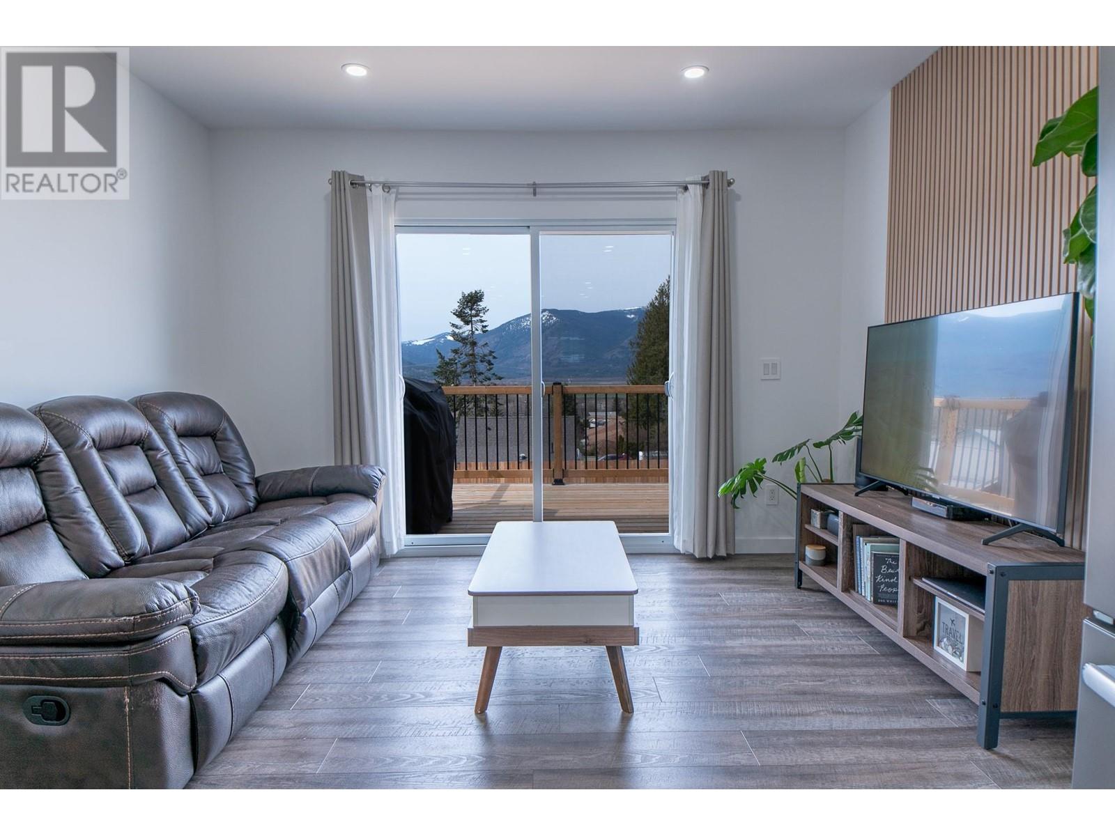 Photo 8 of 403 8th Avenue S, Creston BC