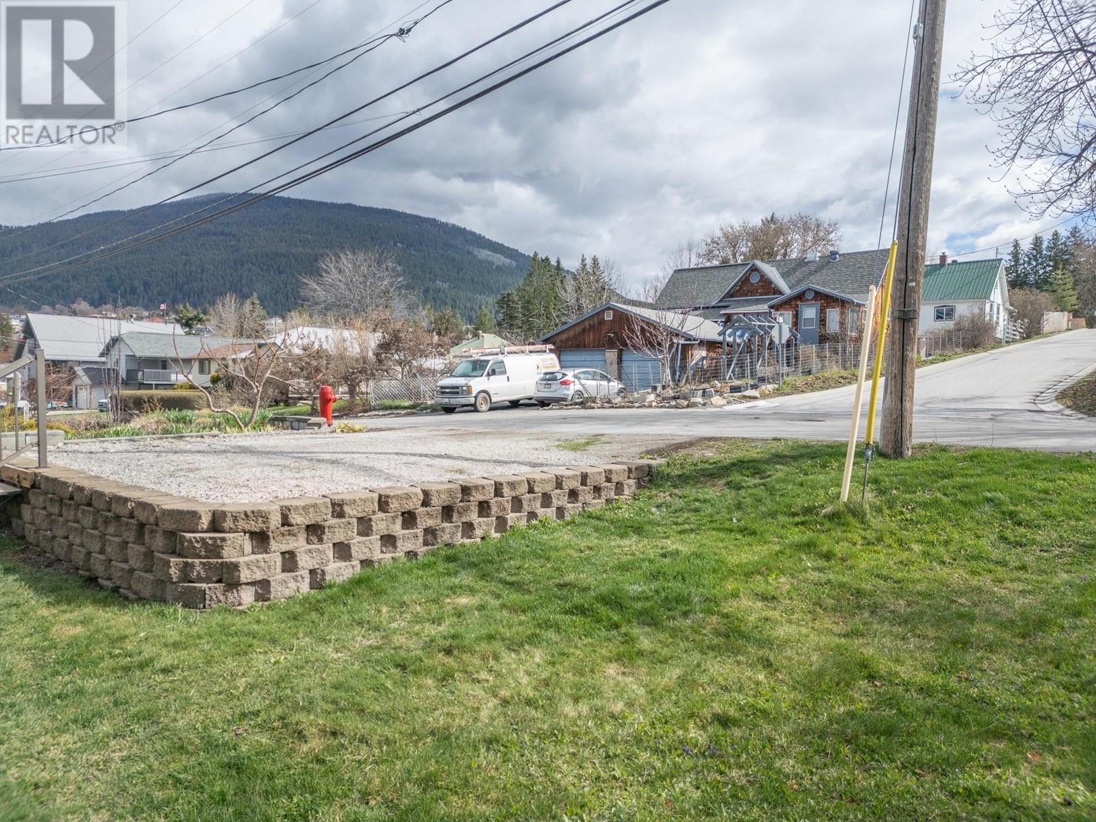 Photo 33 of 403 8th Avenue S, Creston BC