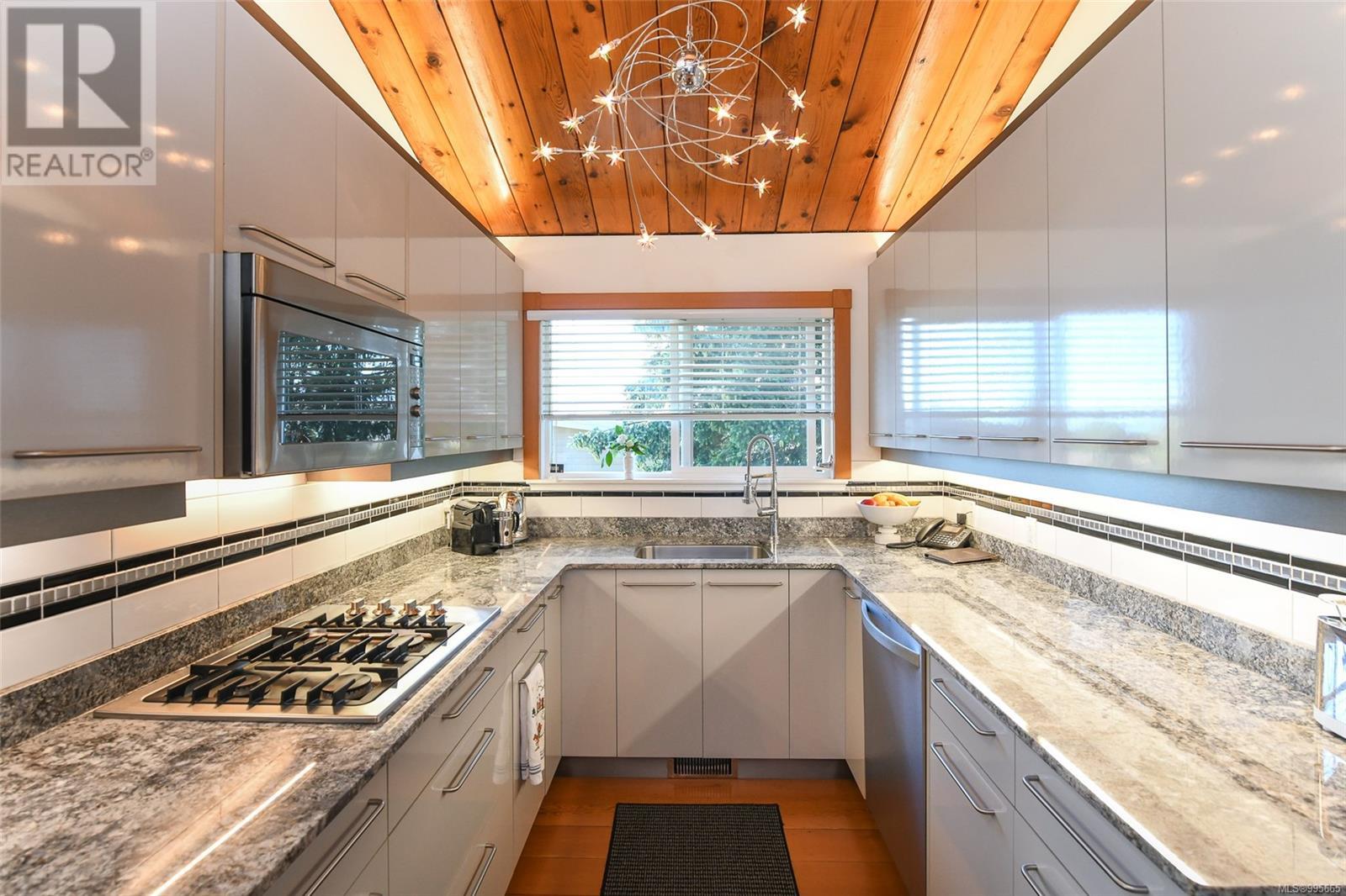 231 Beach Dr, Comox