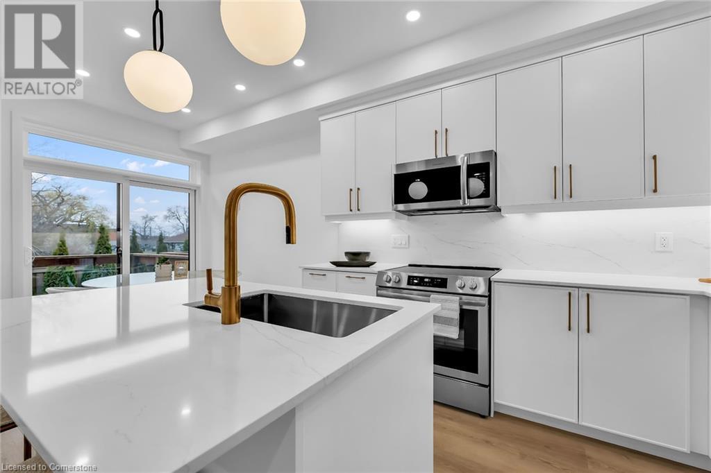 Photo 16 of 29 Kingfisher Drive, Hamilton ON