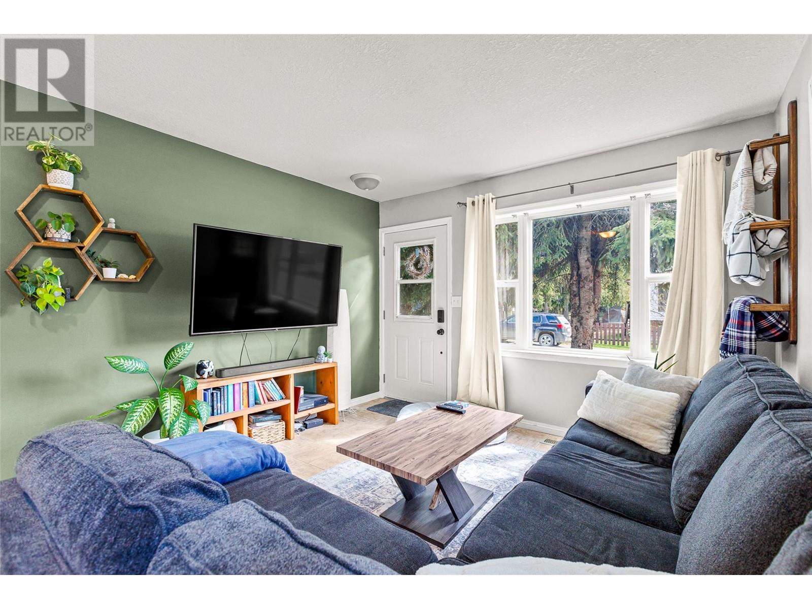 1812 Cook Street, Creston