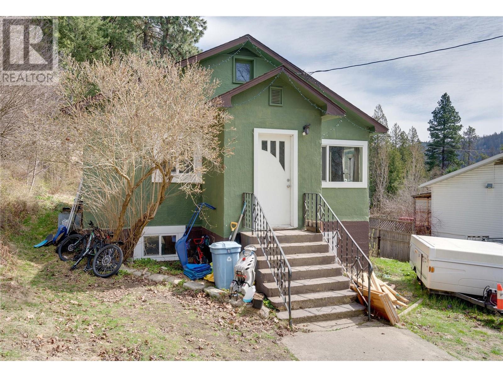 1131 COLUMBIA Heights, Castlegar