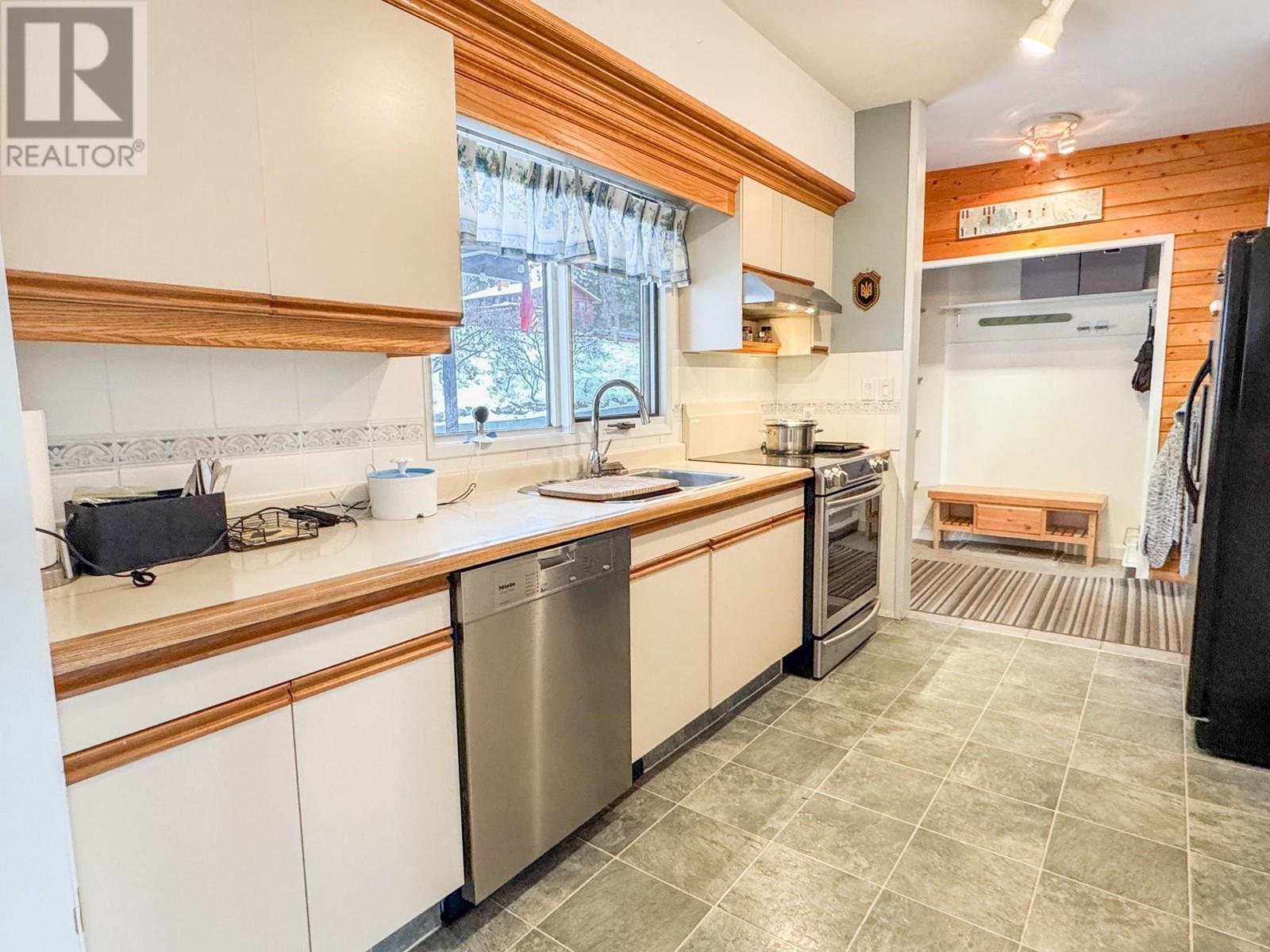 1325 12 Avenue, Invermere