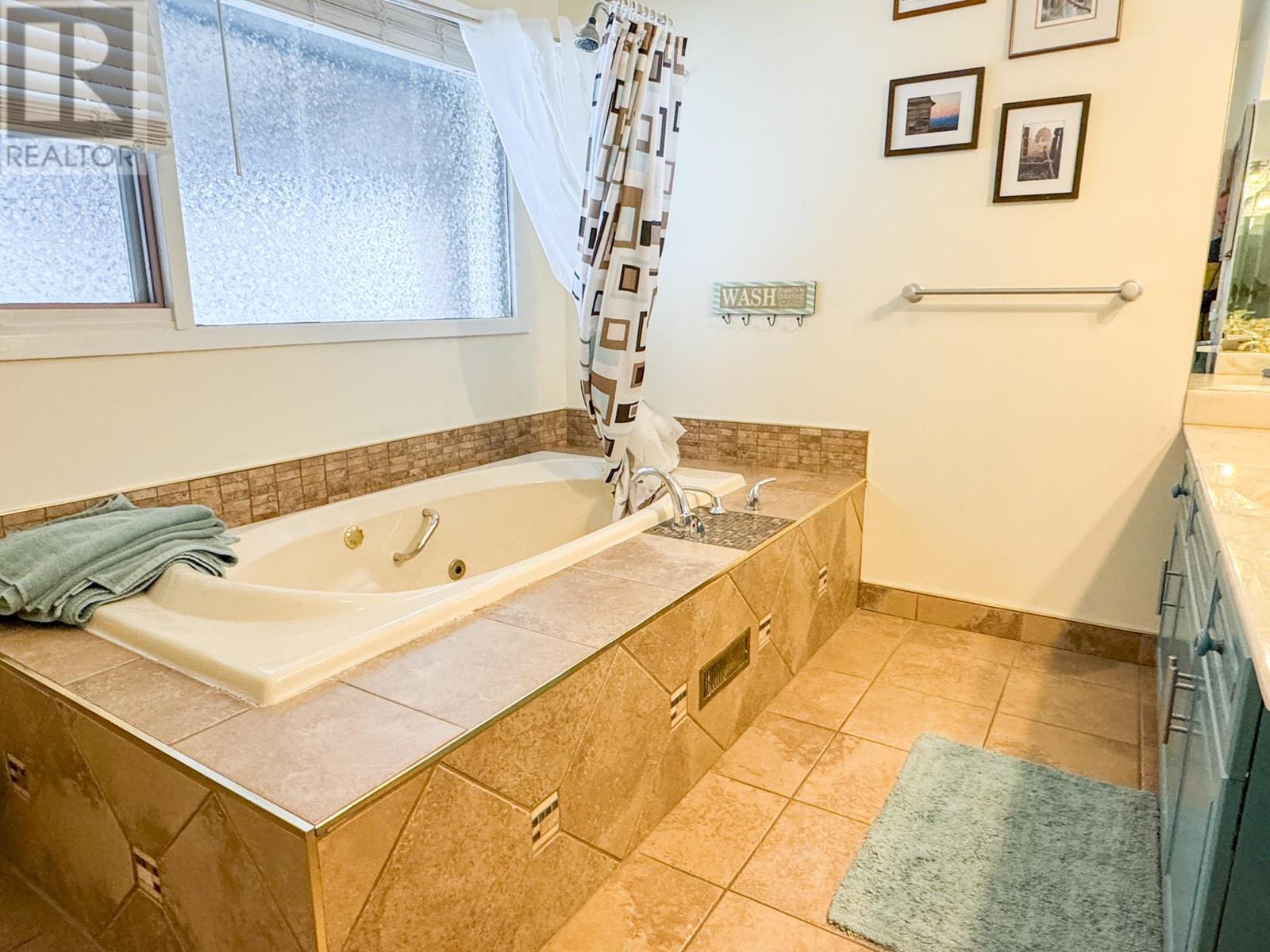 1325 12 Avenue, Invermere