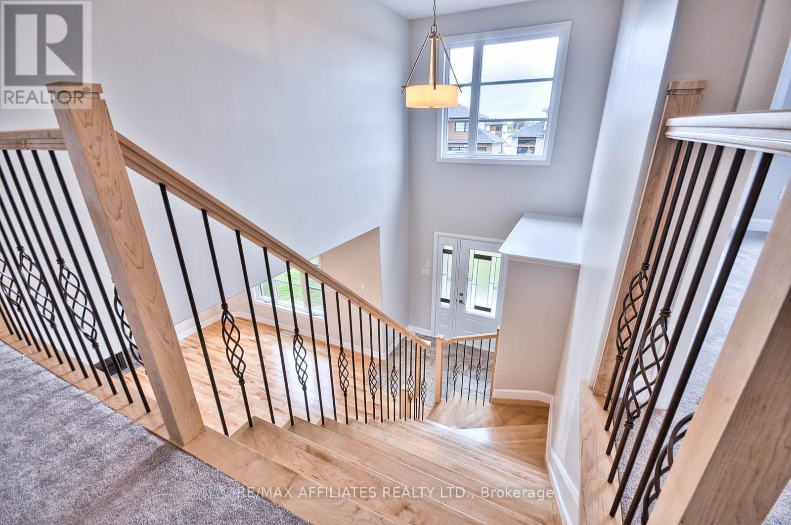 Photo 6 of 619 Geneva Crescent, Russell ON