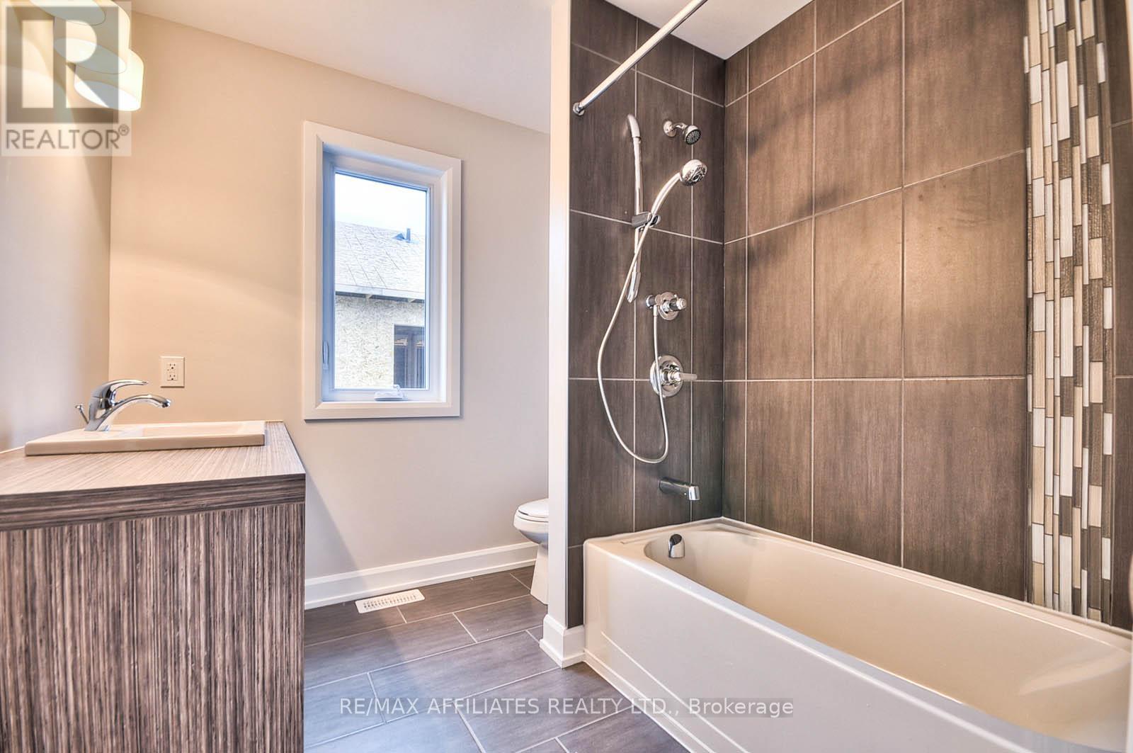 Photo 4 of 619 Geneva Crescent, Russell ON