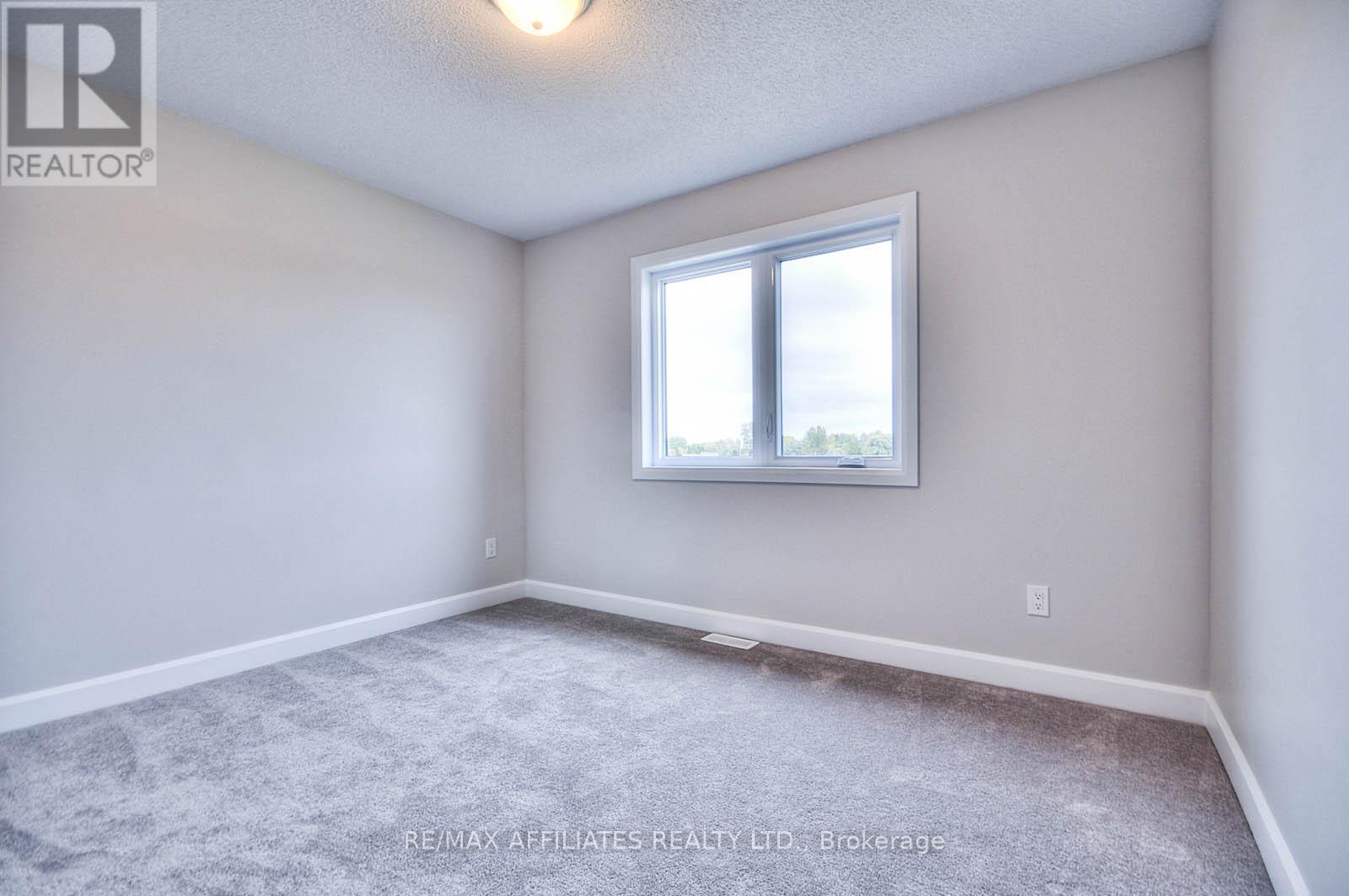 Photo 7 of 619 Geneva Crescent, Russell ON