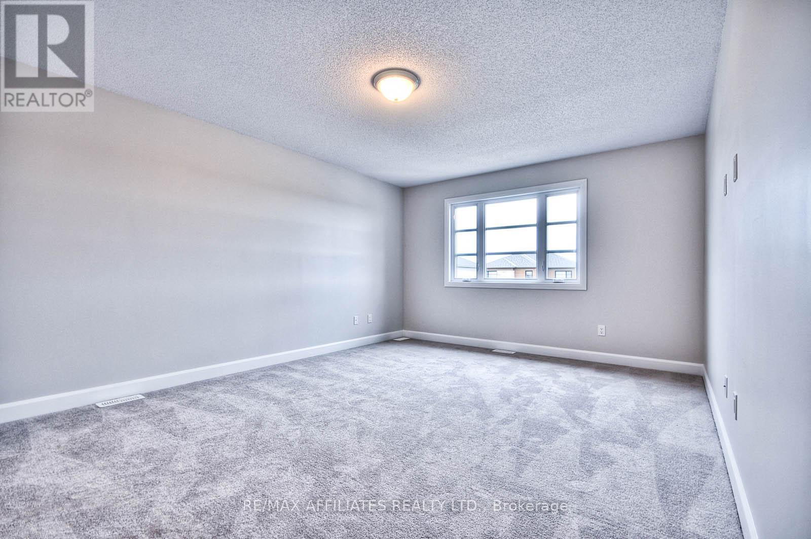Photo 3 of 619 Geneva Crescent, Russell ON