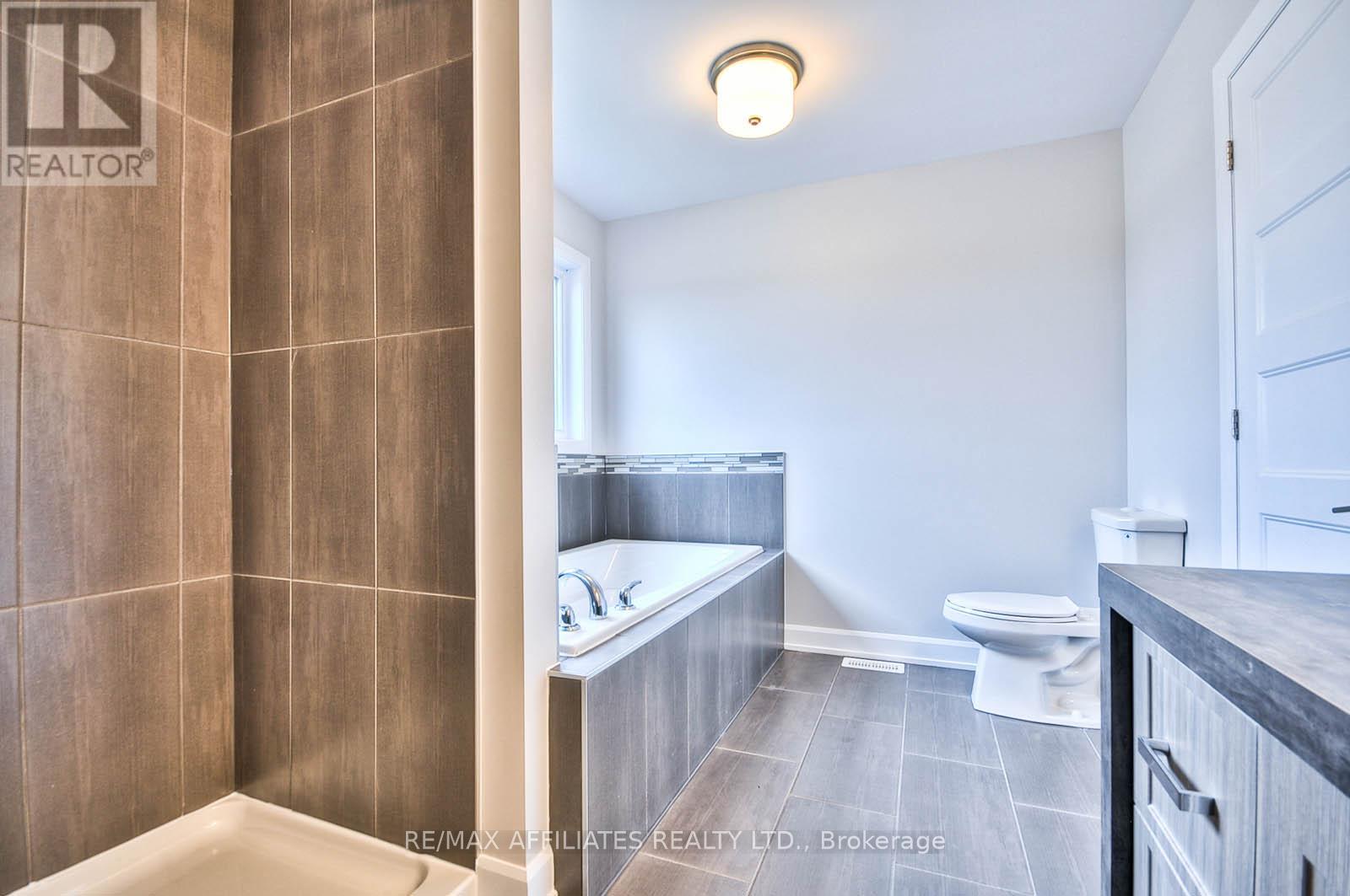 Photo 5 of 619 Geneva Crescent, Russell ON