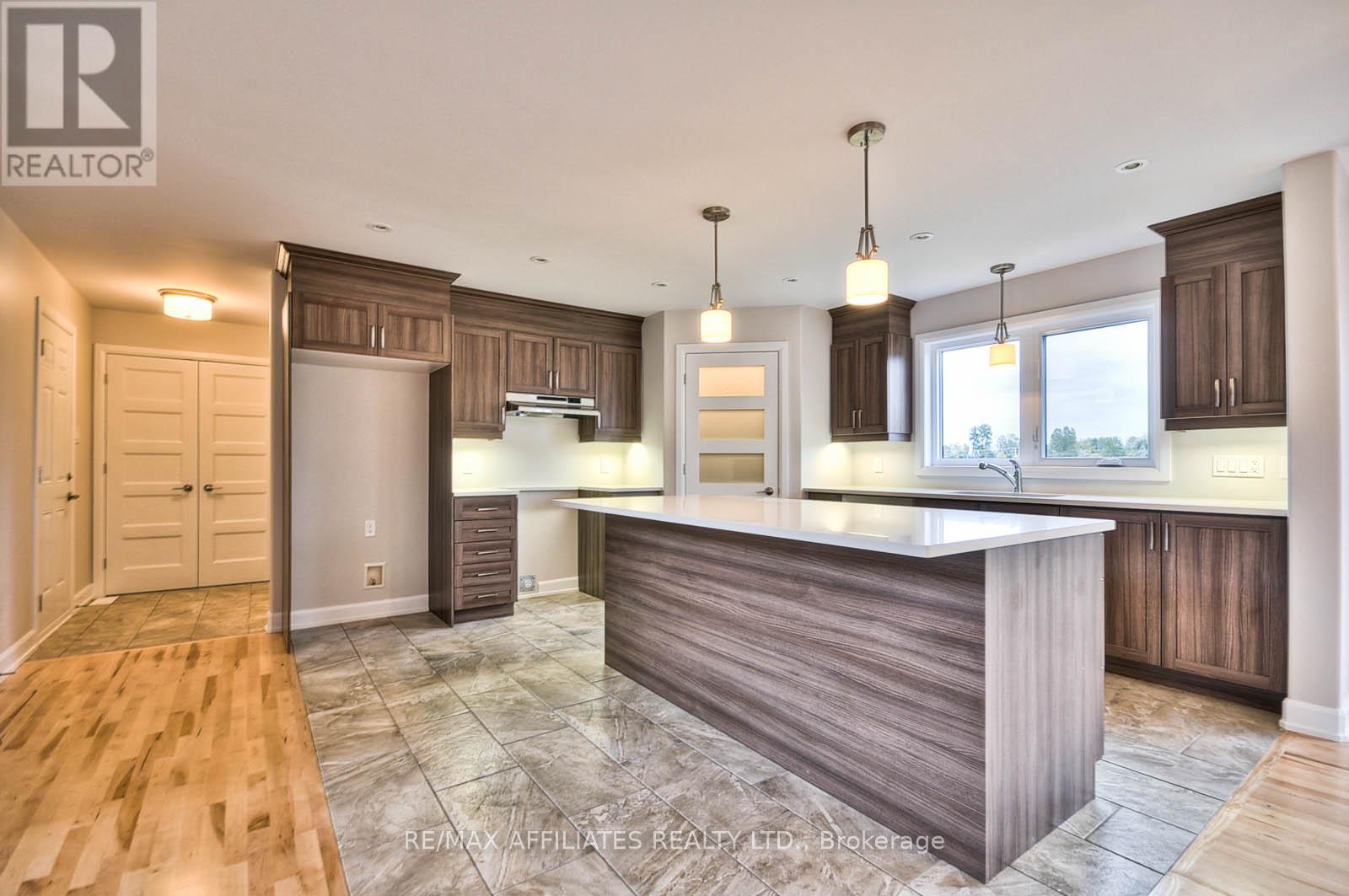 Photo 18 of 619 Geneva Crescent, Russell ON