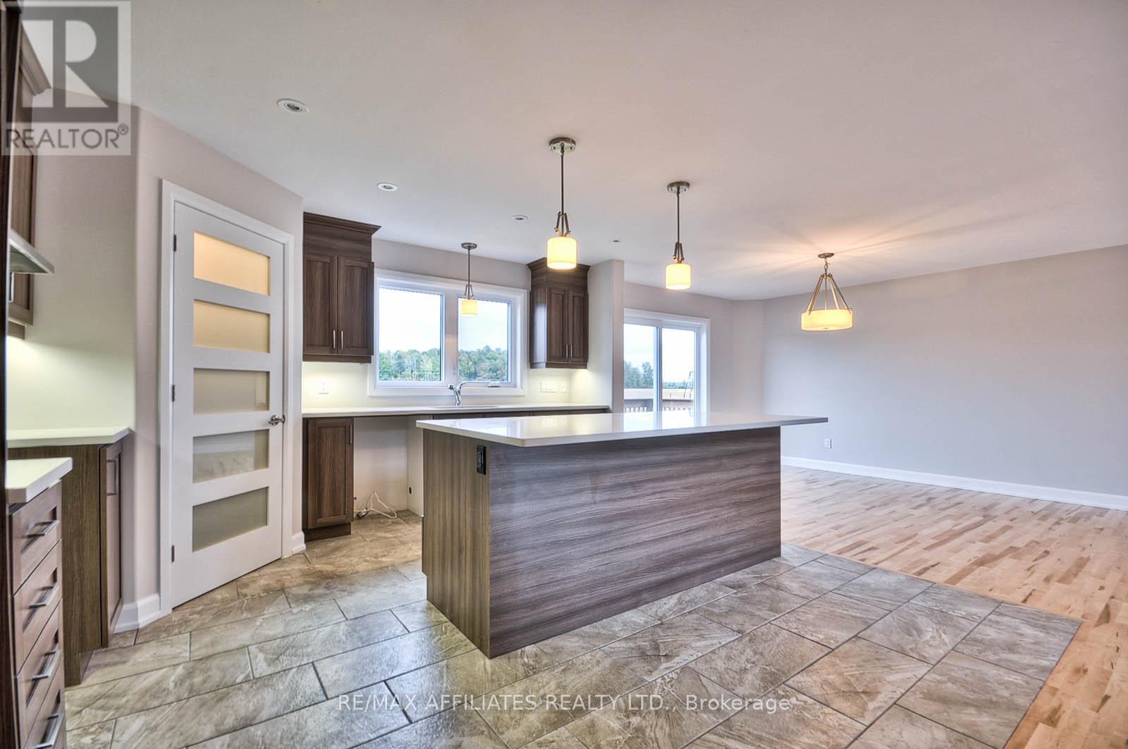 Photo 8 of 619 Geneva Crescent, Russell ON