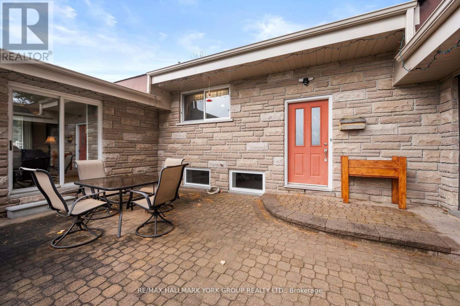 Photo 3 of 102 Albert Street, Kawartha Lakes ON