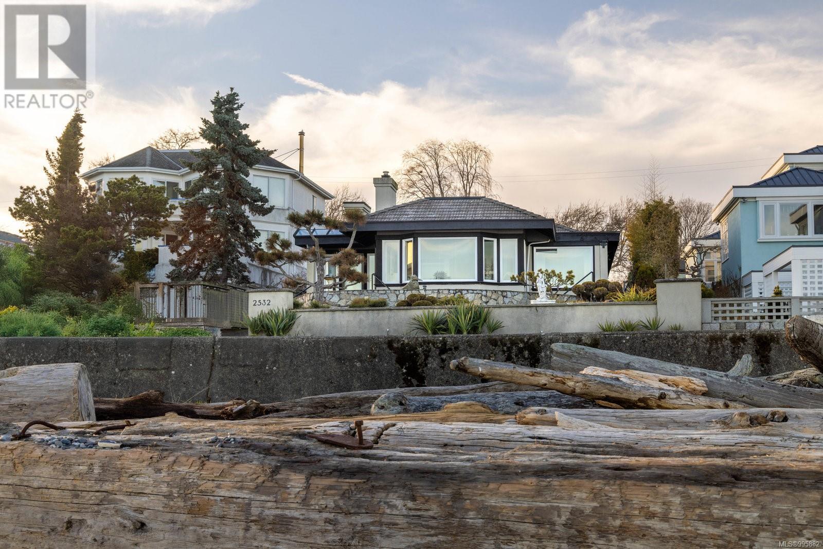 Photo 2 of 2532 Esplanade, Oak Bay BC