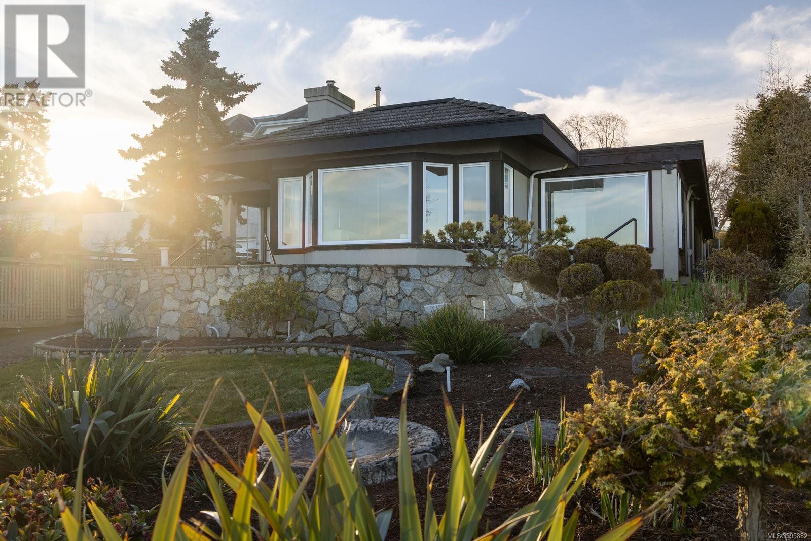 Photo 4 of 2532 Esplanade, Oak Bay BC