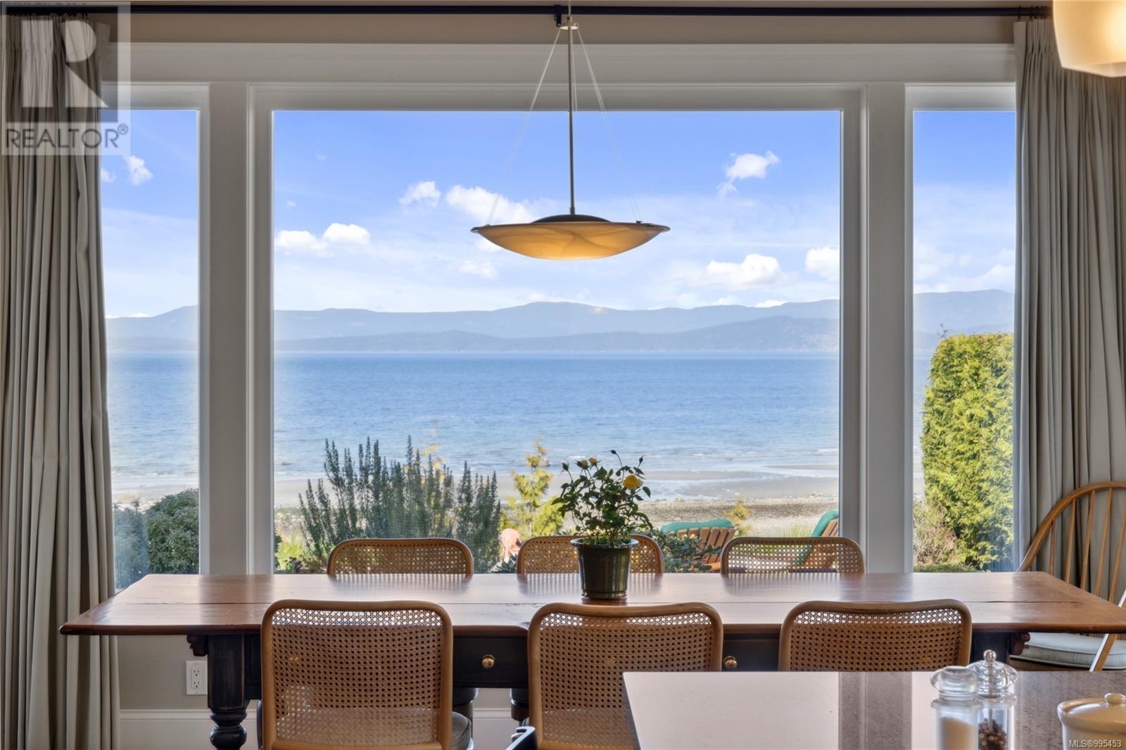 927 Bluffs Dr, Qualicum Beach