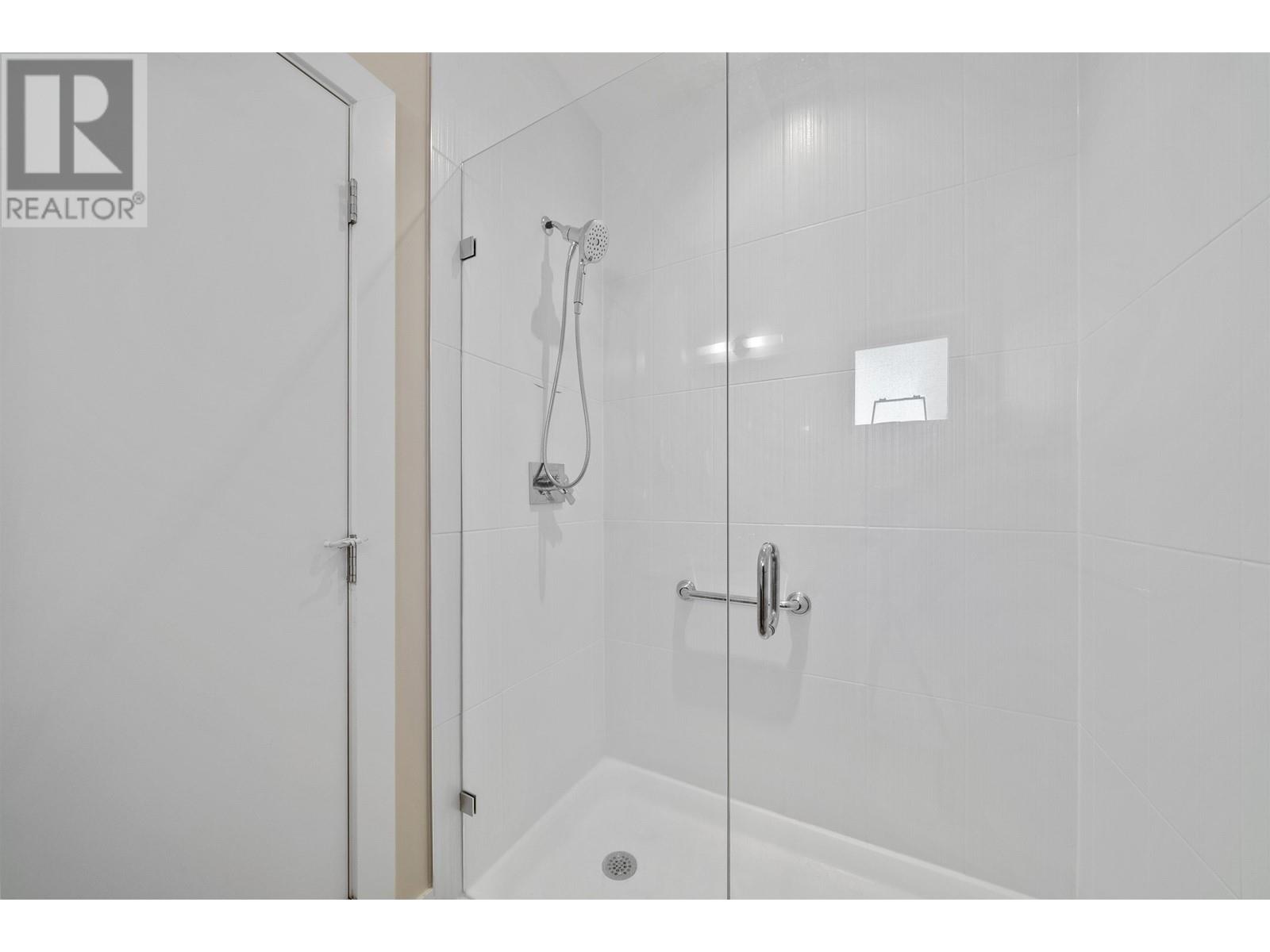 2 330 W 14TH STREET, North Vancouver