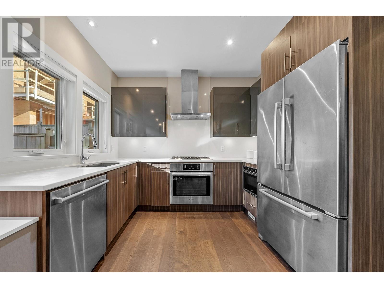 2 330 W 14TH STREET, North Vancouver
