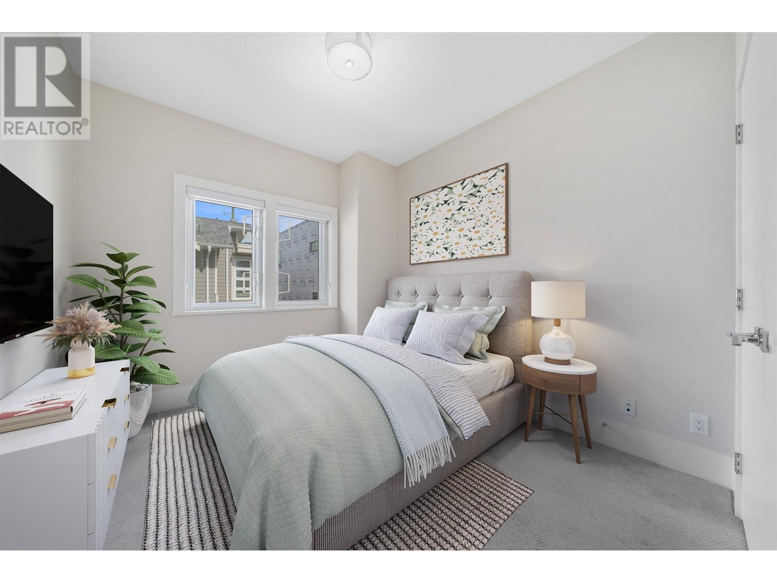 2 330 W 14TH STREET, North Vancouver