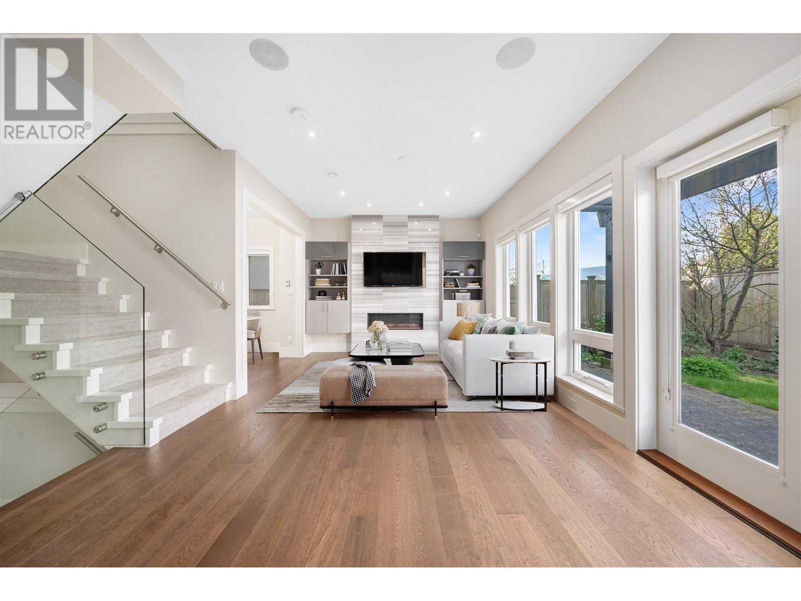 2 330 W 14TH STREET, North Vancouver