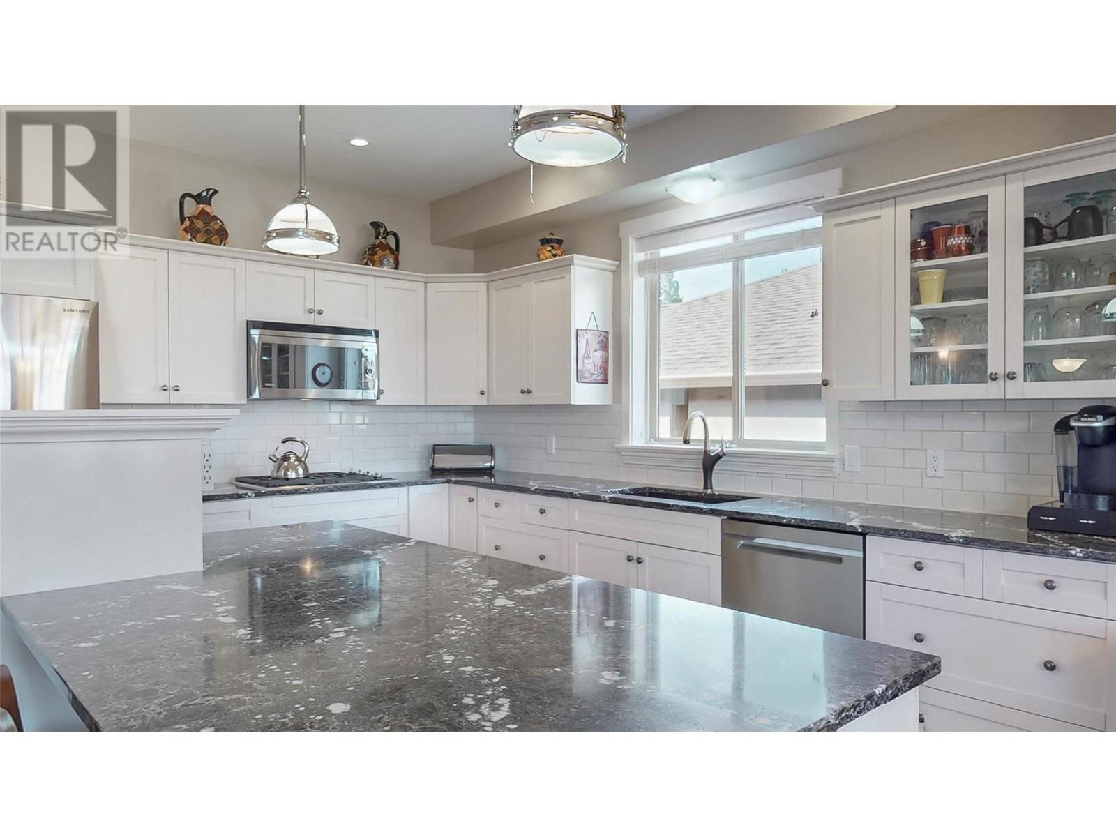 6833 MEADOWS Drive Unit# 7, Oliver