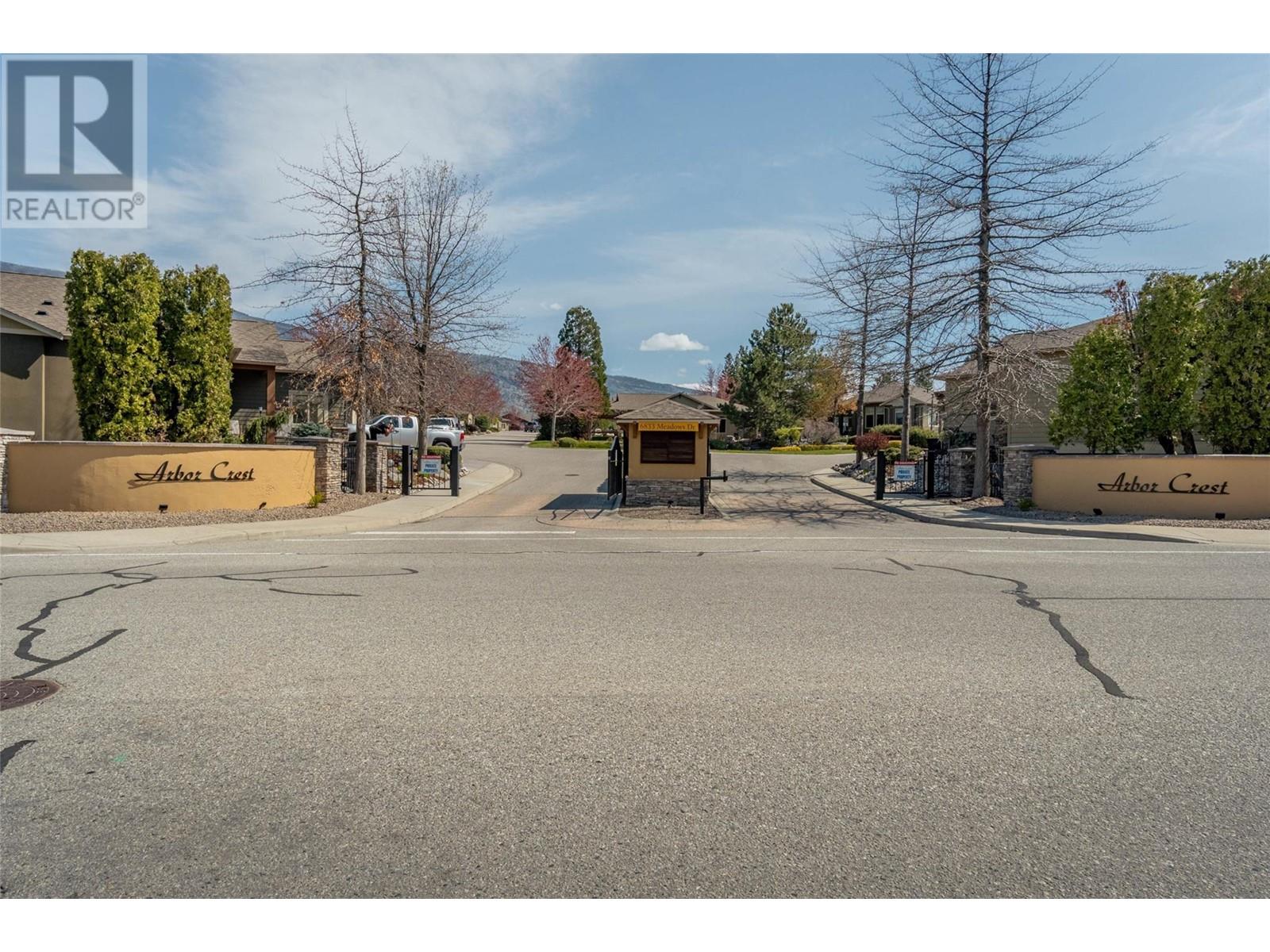 6833 MEADOWS Drive Unit# 7, Oliver