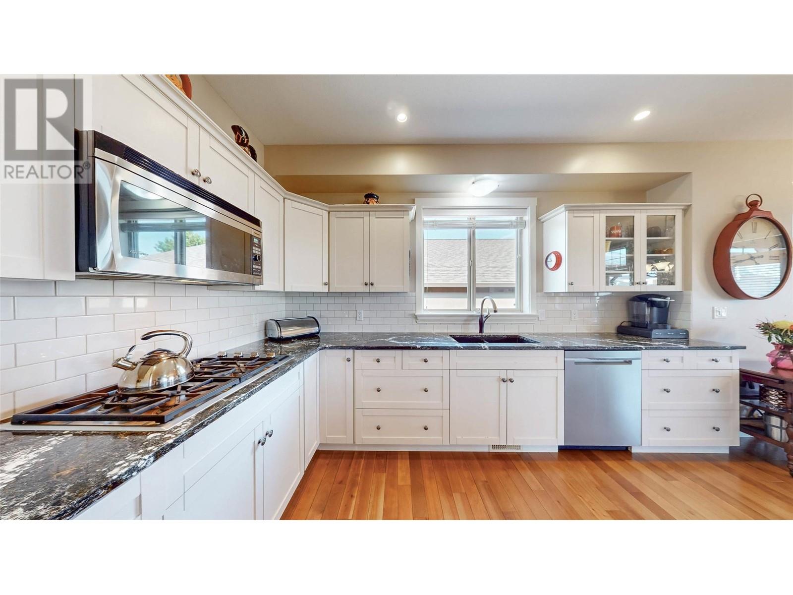 6833 MEADOWS Drive Unit# 7, Oliver