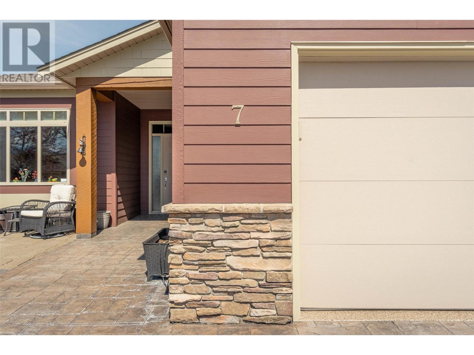 6833 MEADOWS Drive Unit# 7, Oliver